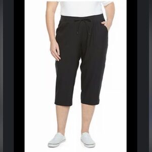 St. John’s Bay Women’s Pull-on Capri Athletic Style Pants in Black